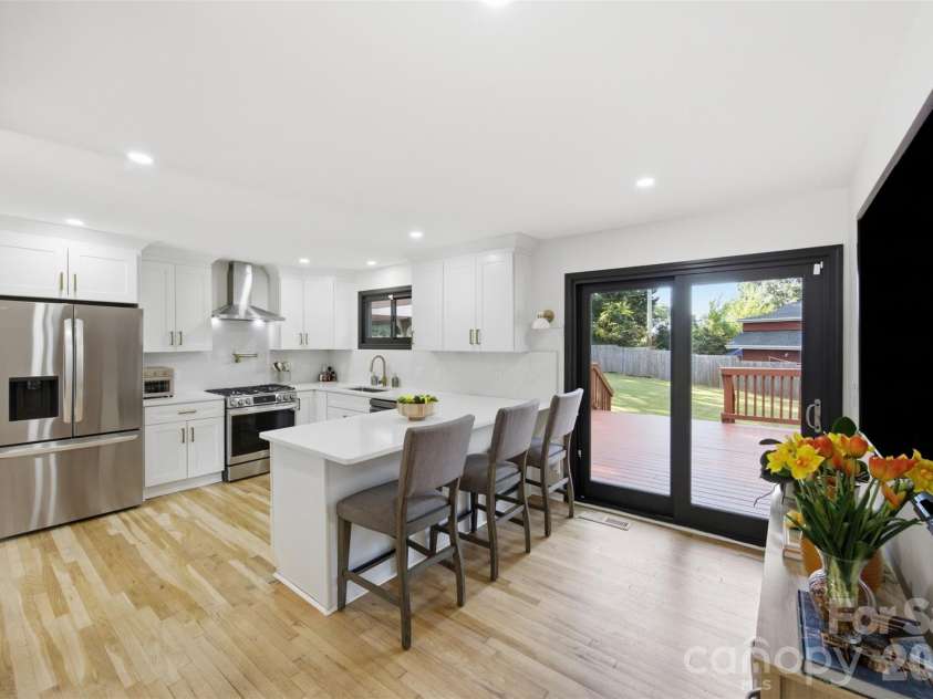 615 Manhasset Road, Charlotte, NC 28209.  MLS# CAR4414144, YatesRealty ID 45251. 