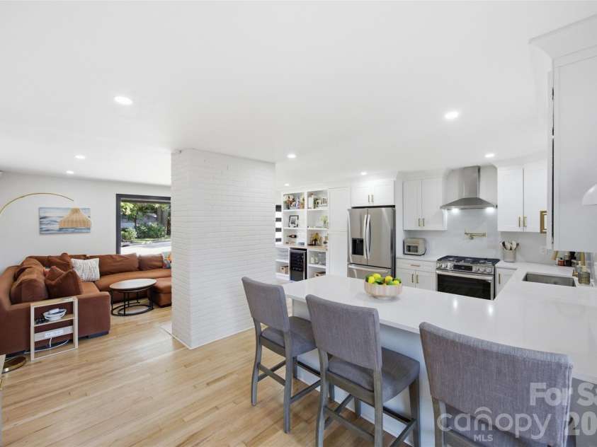 615 Manhasset Road, Charlotte, NC 28209.  MLS# CAR4414144, YatesRealty ID 45251. 