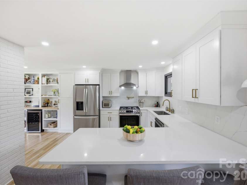 615 Manhasset Road, Charlotte, NC 28209.  MLS# CAR4414144, YatesRealty ID 45251. 