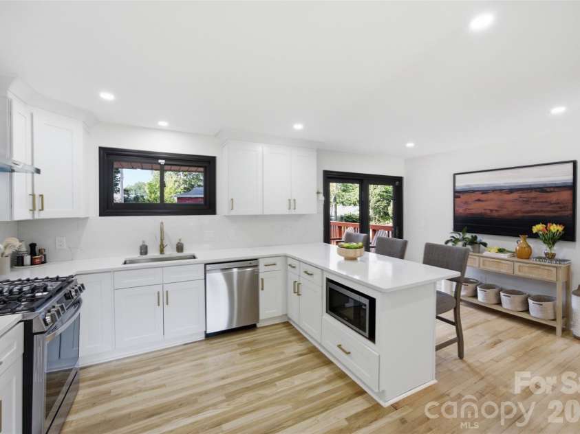 615 Manhasset Road, Charlotte, NC 28209.  MLS# CAR4414144, YatesRealty ID 45251. 
