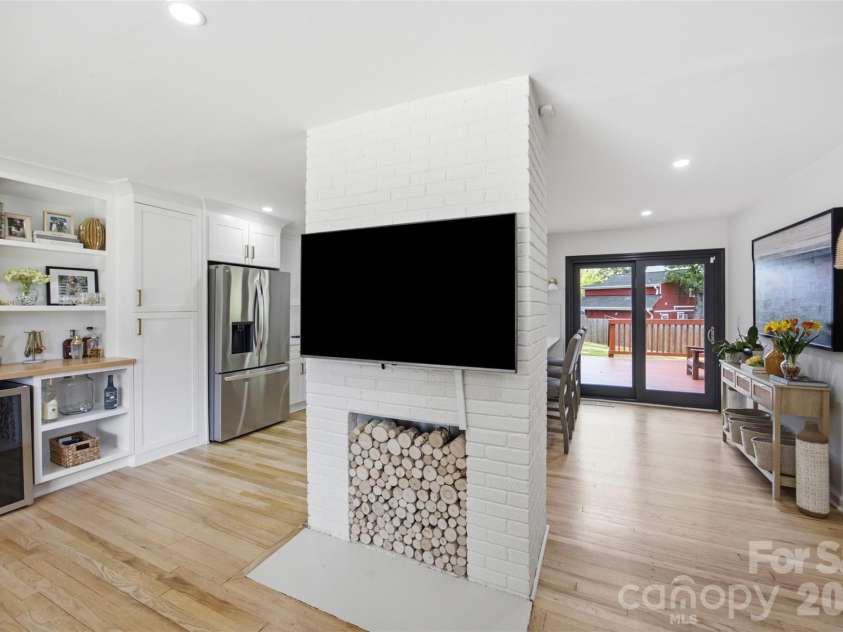 615 Manhasset Road, Charlotte, NC 28209.  MLS# CAR4414144, YatesRealty ID 45251. 