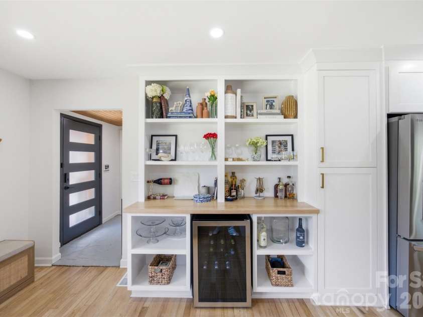 615 Manhasset Road, Charlotte, NC 28209.  MLS# CAR4414144, YatesRealty ID 45251. 