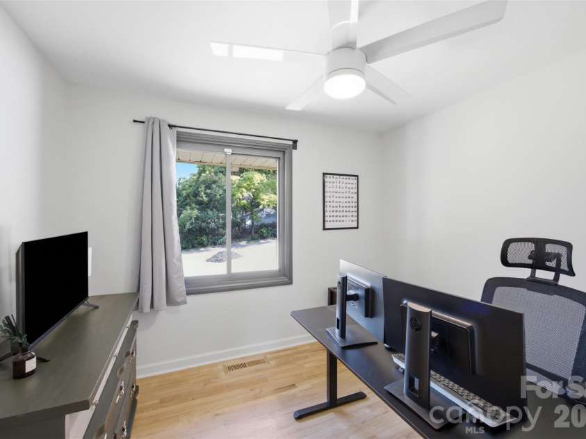615 Manhasset Road, Charlotte, NC 28209.  MLS# CAR4414144, YatesRealty ID 45251. 