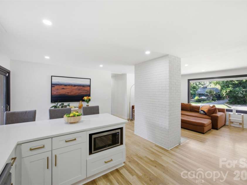 615 Manhasset Road, Charlotte, NC 28209.  MLS# CAR4414144, YatesRealty ID 45251. 
