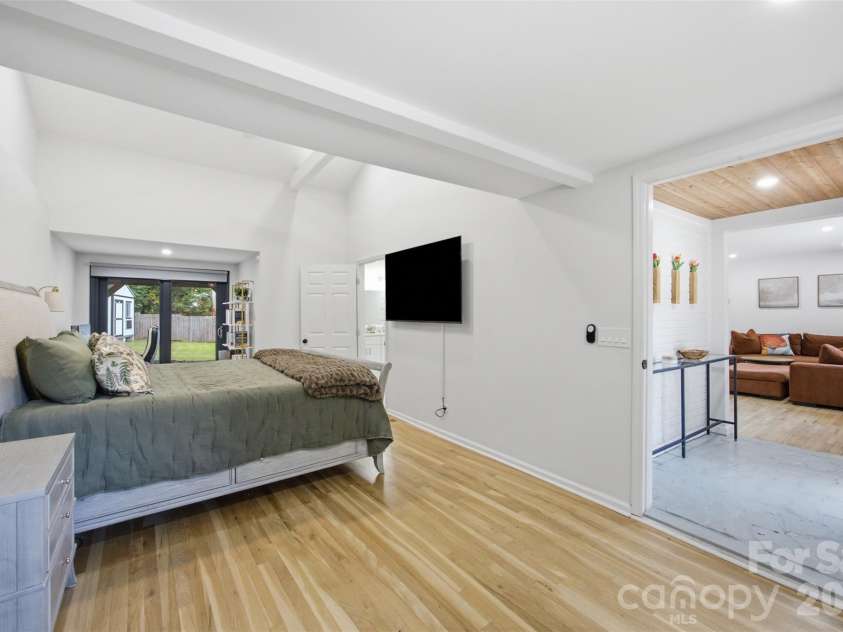 615 Manhasset Road, Charlotte, NC 28209.  MLS# CAR4414144, YatesRealty ID 45251. 