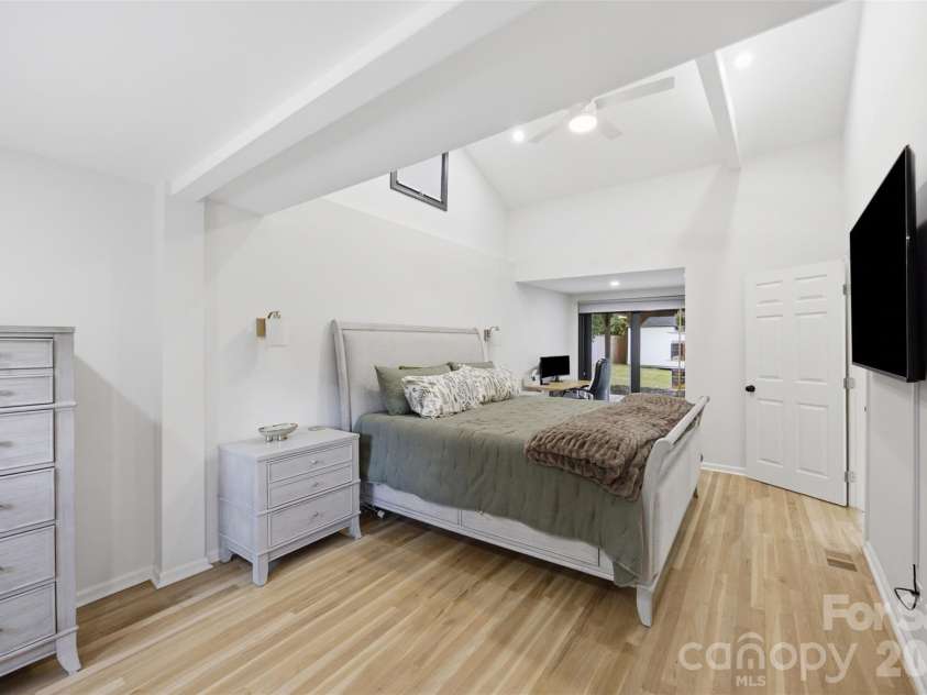 615 Manhasset Road, Charlotte, NC 28209.  MLS# CAR4414144, YatesRealty ID 45251. 