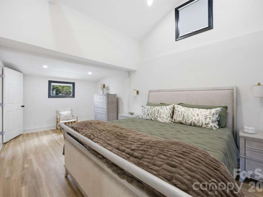 615 Manhasset Road, Charlotte, NC 28209.  MLS# CAR4414144, YatesRealty ID 45251. 