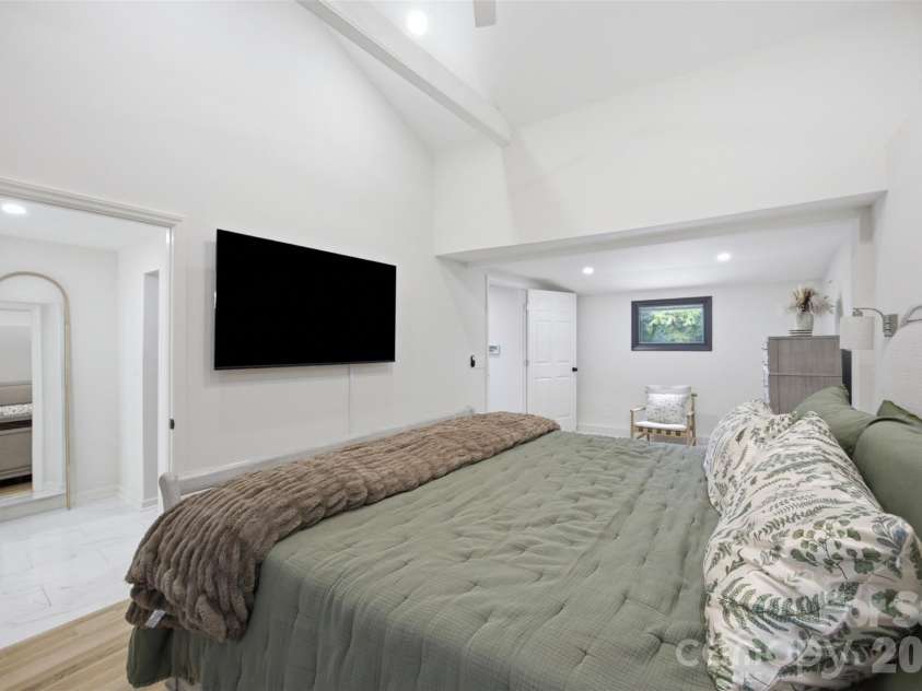 615 Manhasset Road, Charlotte, NC 28209.  MLS# CAR4414144, YatesRealty ID 45251. 