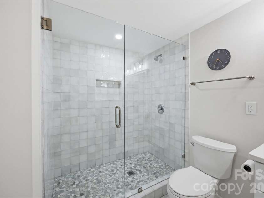 615 Manhasset Road, Charlotte, NC 28209.  MLS# CAR4414144, YatesRealty ID 45251. 