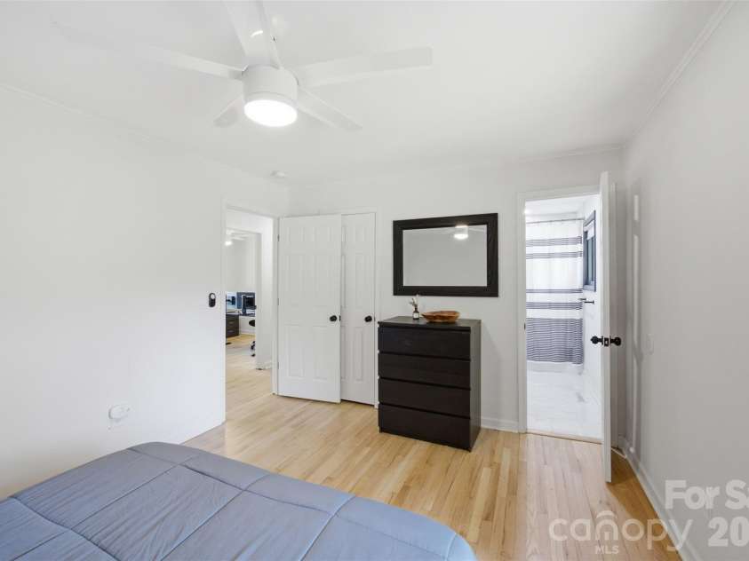 615 Manhasset Road, Charlotte, NC 28209.  MLS# CAR4414144, YatesRealty ID 45251. 