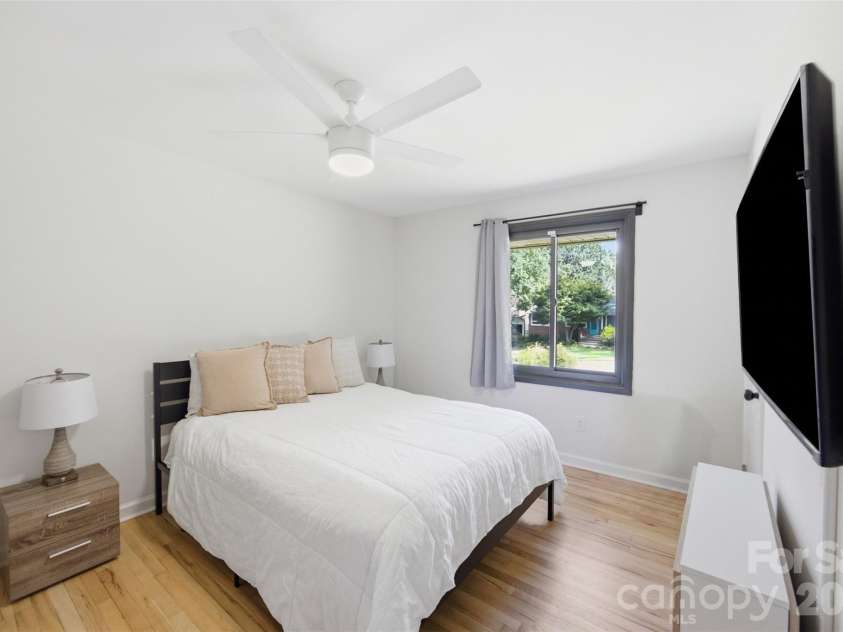 615 Manhasset Road, Charlotte, NC 28209.  MLS# CAR4414144, YatesRealty ID 45251. 
