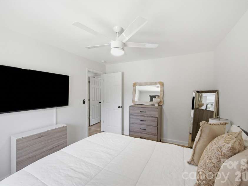 615 Manhasset Road, Charlotte, NC 28209.  MLS# CAR4414144, YatesRealty ID 45251. 