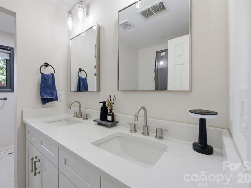 615 Manhasset Road, Charlotte, NC 28209.  MLS# CAR4414144, YatesRealty ID 45251. 