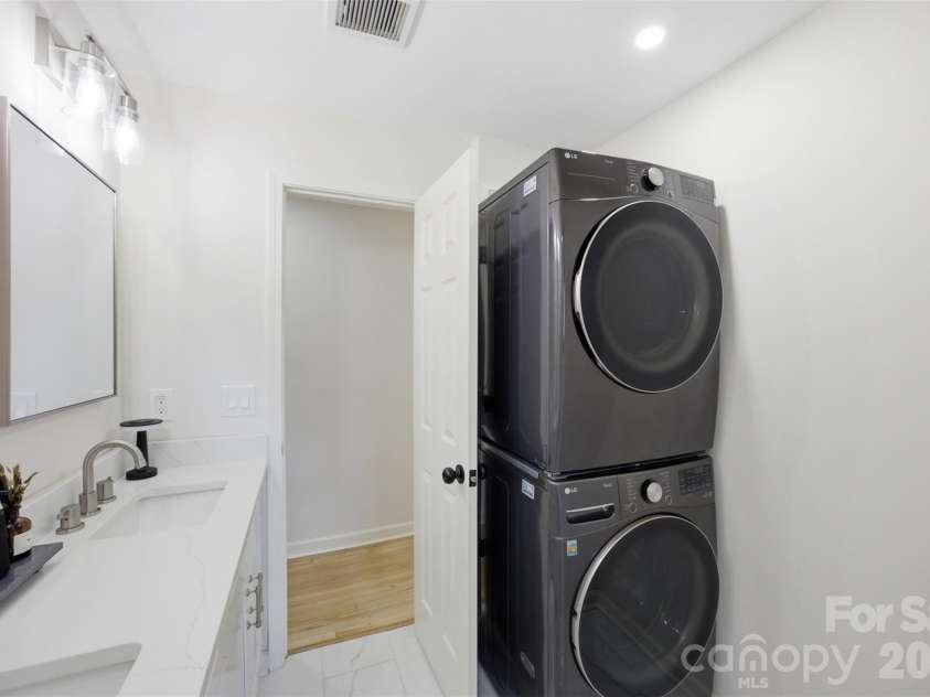 615 Manhasset Road, Charlotte, NC 28209.  MLS# CAR4414144, YatesRealty ID 45251. 