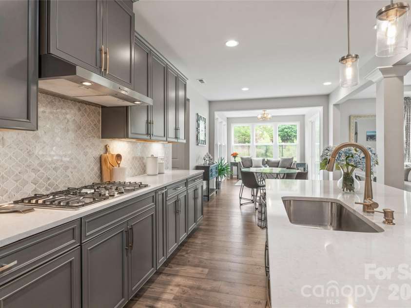 6440 Ancient Way, Fort Mill, SC 29707.  MLS# CAR4413430, YatesRealty ID 45254. Designed for culinary precision and easy cleanup, the kitchen features a high-performance 5-burner gas cooktop and a sleek, deep single-basin undermount sink.