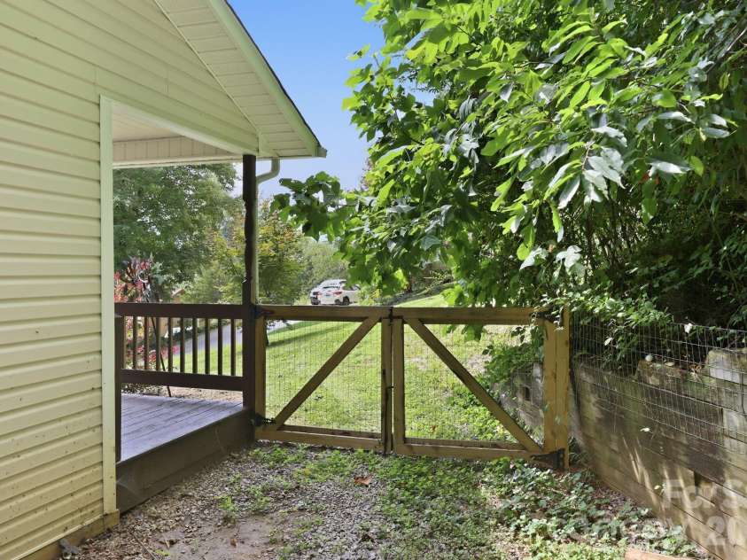 16 Westwood Drive, Candler, NC 28715.  MLS# CAR4413861, YatesRealty ID 45256. 