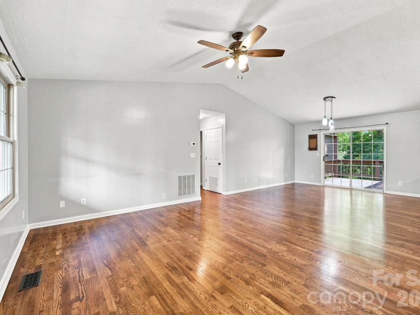 16 Westwood Drive, Candler, NC 28715.  MLS# CAR4413861, YatesRealty ID 45256. Vaulted Ceiling