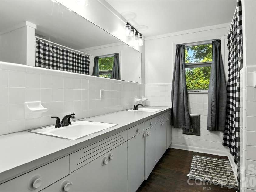 26 33rd Avenue, Hickory, NC 28601.  MLS# CAR4283584, YatesRealty ID 4526. 