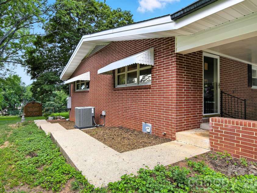 26 33rd Avenue, Hickory, NC 28601.  MLS# CAR4283584, YatesRealty ID 4526. 
