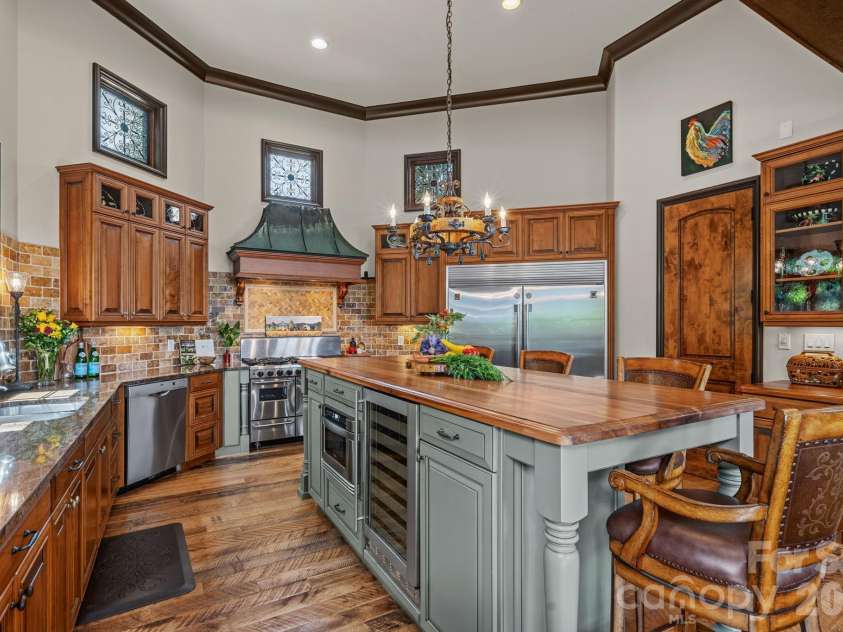 1807 Charden Road, Davidson, NC 28036.  MLS# CAR4410919, YatesRealty ID 45262. Professional grade appliances.