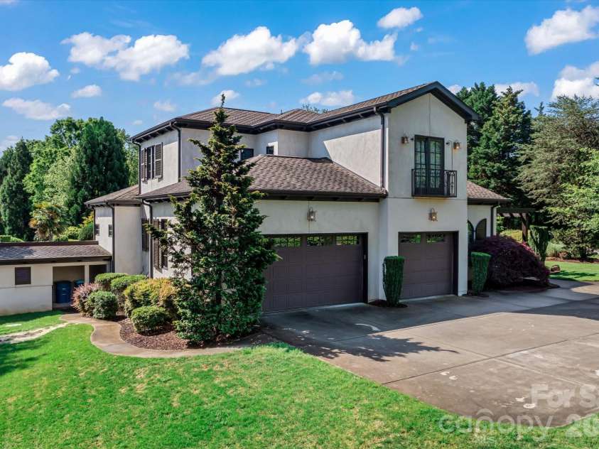 1807 Charden Road, Davidson, NC 28036.  MLS# CAR4410919, YatesRealty ID 45262. Spacious 3-car garage.