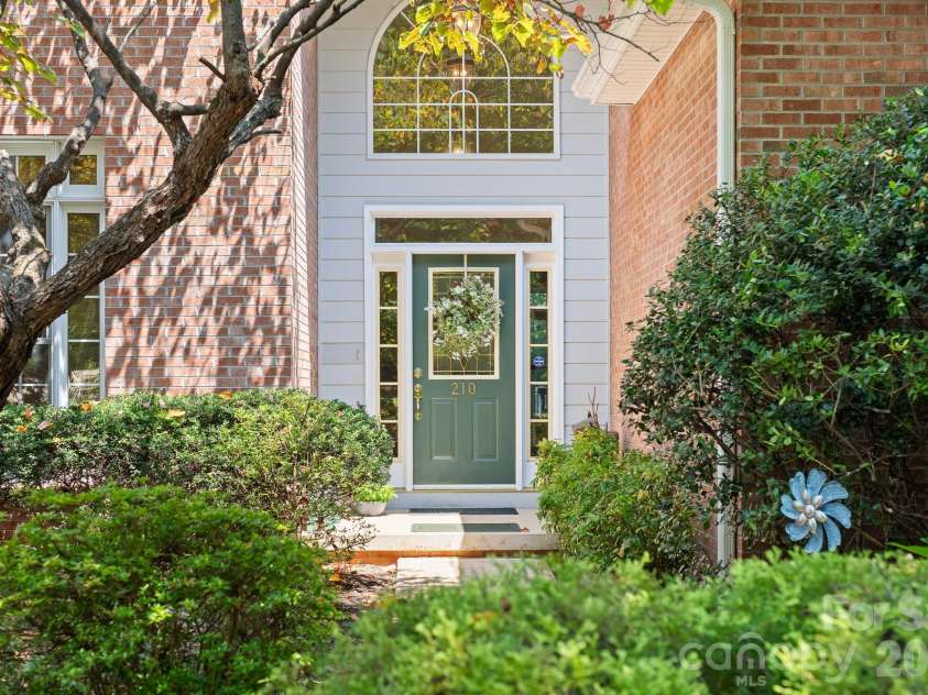 210 Clear Vista Circle, Asheville, NC 28805.  MLS# CAR4411634, YatesRealty ID 45263. Front Level Entry