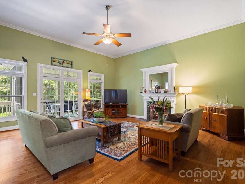 210 Clear Vista Circle, Asheville, NC 28805.  MLS# CAR4411634, YatesRealty ID 45263. Living Room 20ft Ceilings