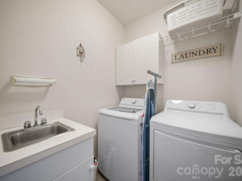 210 Clear Vista Circle, Asheville, NC 28805.  MLS# CAR4411634, YatesRealty ID 45263. Main Level Laundry