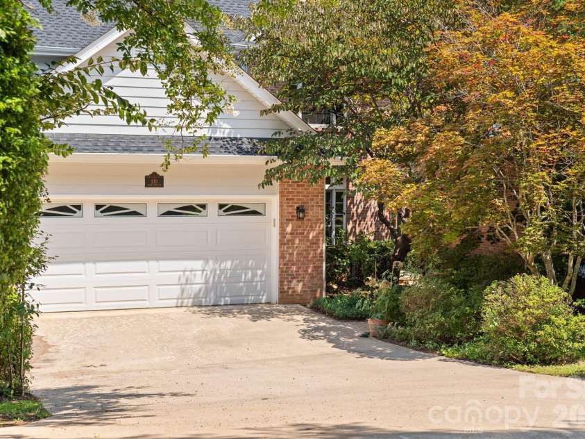 210 Clear Vista Circle, Asheville, NC 28805.  MLS# CAR4411634, YatesRealty ID 45263. ZERO STEP ENTRY!
