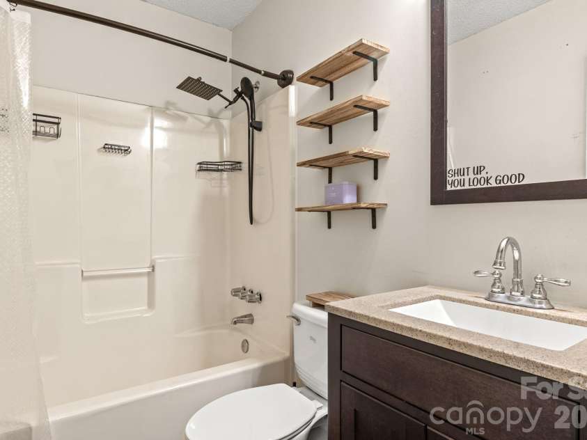 1820 Bridgewood Drive, Lancaster, SC 29720.  MLS# CAR4410487, YatesRealty ID 45264. Full bathroom in hall