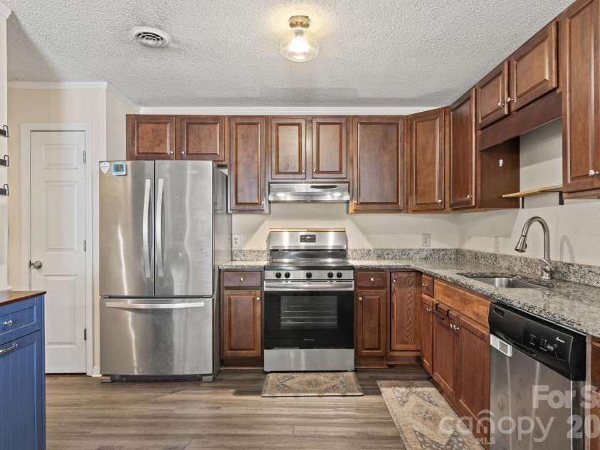1820 Bridgewood Drive, Lancaster, SC 29720.  MLS# CAR4410487, YatesRealty ID 45264. Kitchen with beautiful granite countertops