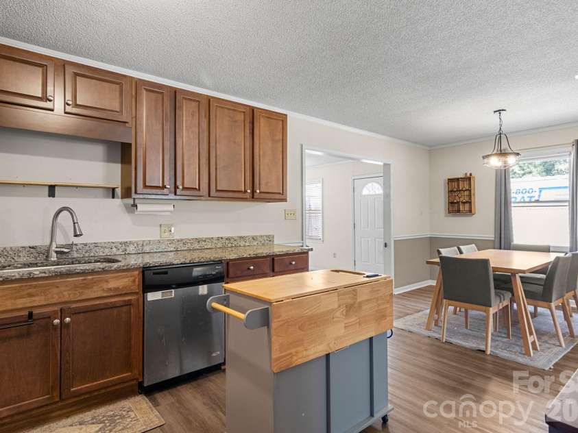 1820 Bridgewood Drive, Lancaster, SC 29720.  MLS# CAR4410487, YatesRealty ID 45264. Nice kitchen with great dining space