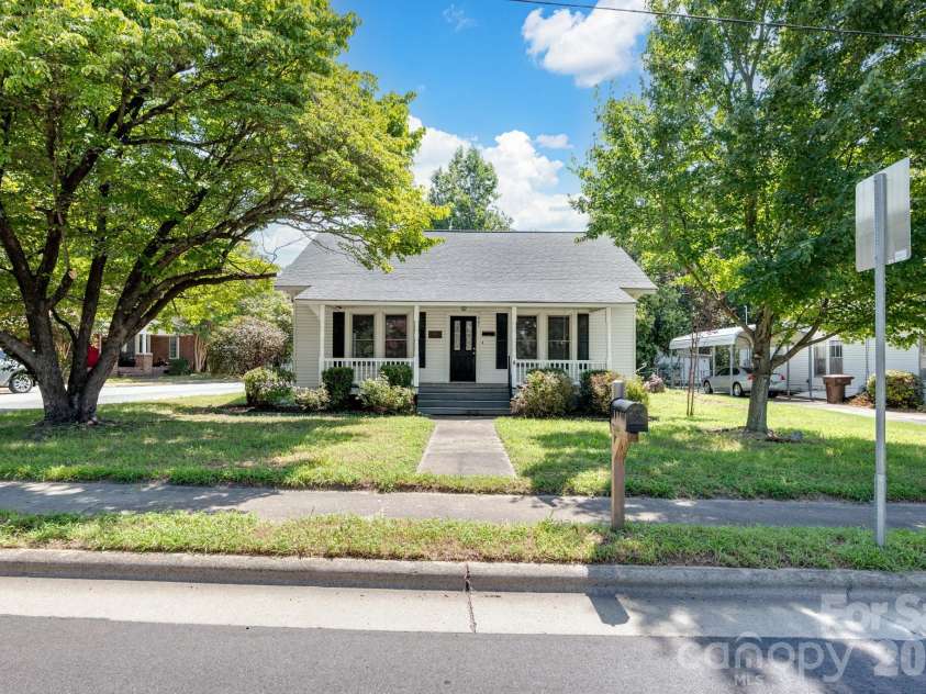 401 Ridge Avenue, Kannapolis, NC 28083.  MLS# CAR4409962, YatesRealty ID 45265. 