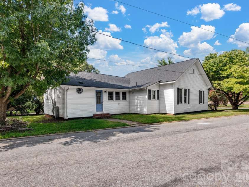 401 Ridge Avenue, Kannapolis, NC 28083.  MLS# CAR4409962, YatesRealty ID 45265. 