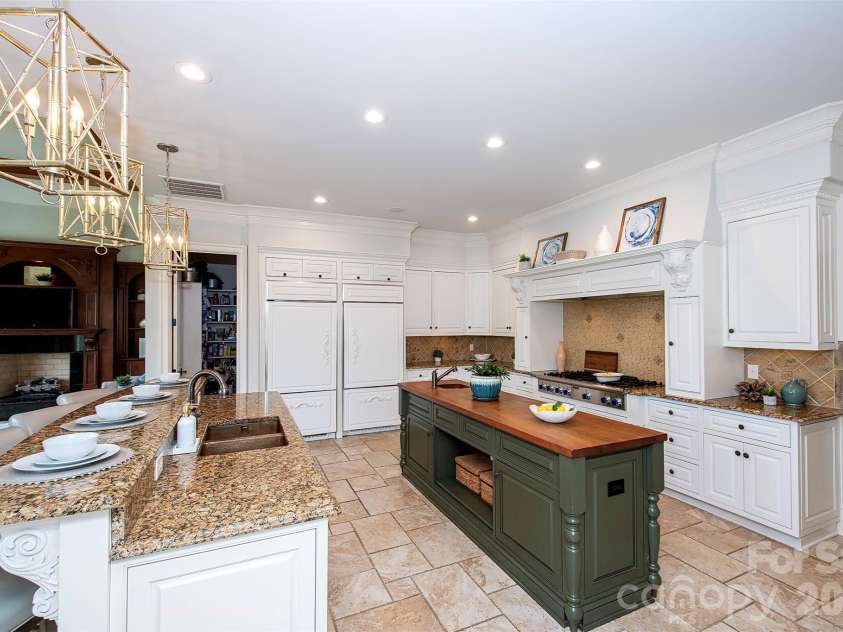 14905 Mcleary Circle, Charlotte, NC 28277.  MLS# CAR4410843, YatesRealty ID 45266. The gourmet chef’s kitchen is designed for entertaining, featuring a large center island, bar seating and premium finishes.