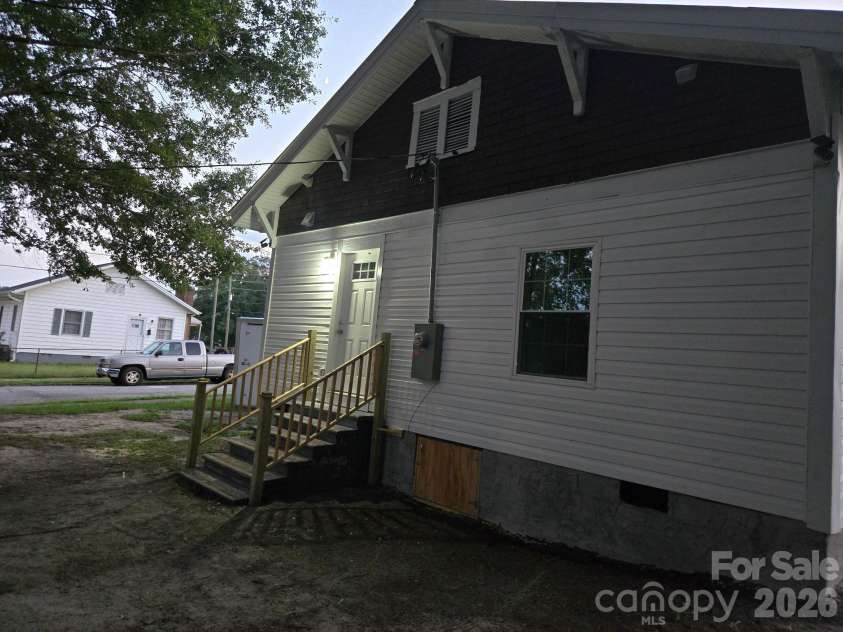 207 Chestnut Street, Gaffney, SC 29340.  MLS# CAR4409310, YatesRealty ID 45268. 