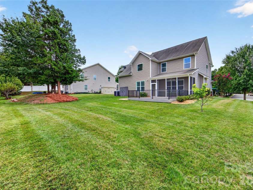6403 Torrence Trace Drive, Huntersville, NC 28078.  MLS# CAR4409245, YatesRealty ID 45270. 