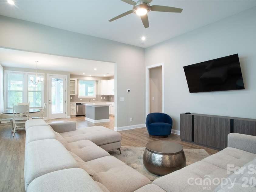 9038 Daring Court, Charlotte, NC 28215.  MLS# CAR4415676, YatesRealty ID 45273. 