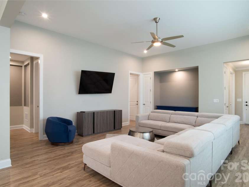 9038 Daring Court, Charlotte, NC 28215.  MLS# CAR4415676, YatesRealty ID 45273. 