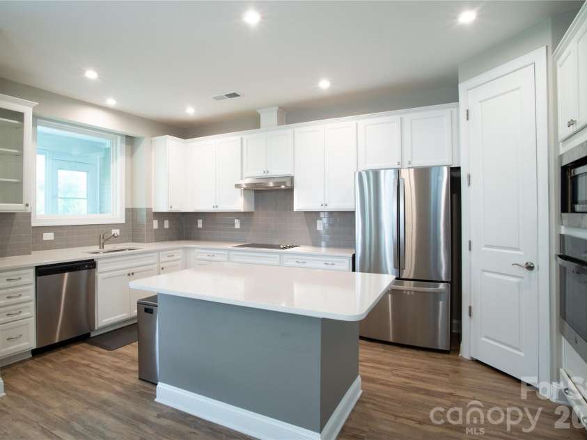9038 Daring Court, Charlotte, NC 28215.  MLS# CAR4415676, YatesRealty ID 45273. 