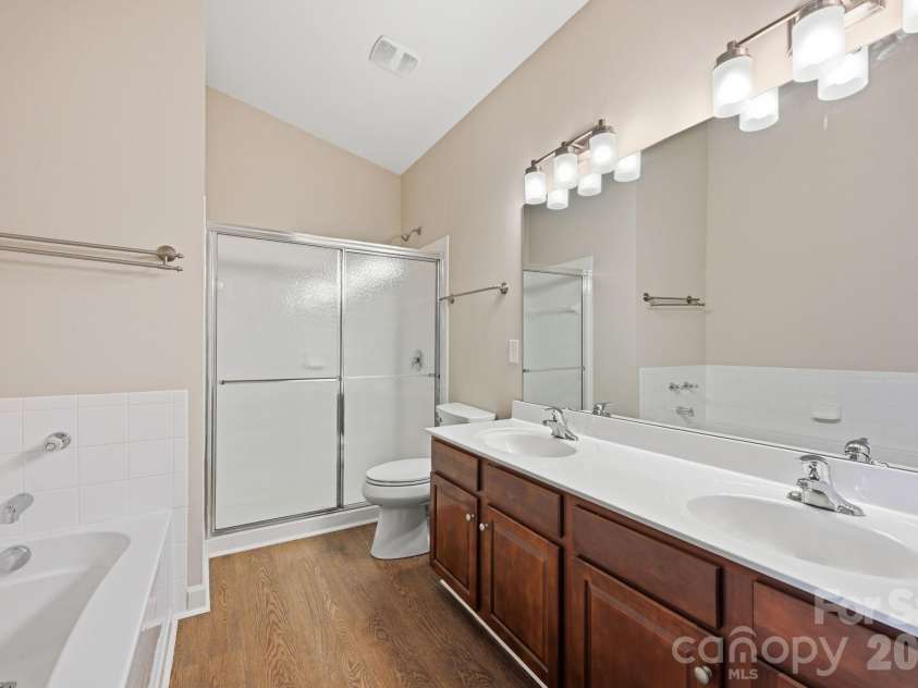 16648 Amberside Road, Cornelius, NC 28031.  MLS# CAR4414323, YatesRealty ID 45276. Ensuite primary bath with double vanity, seperate shower and large soaking tub.