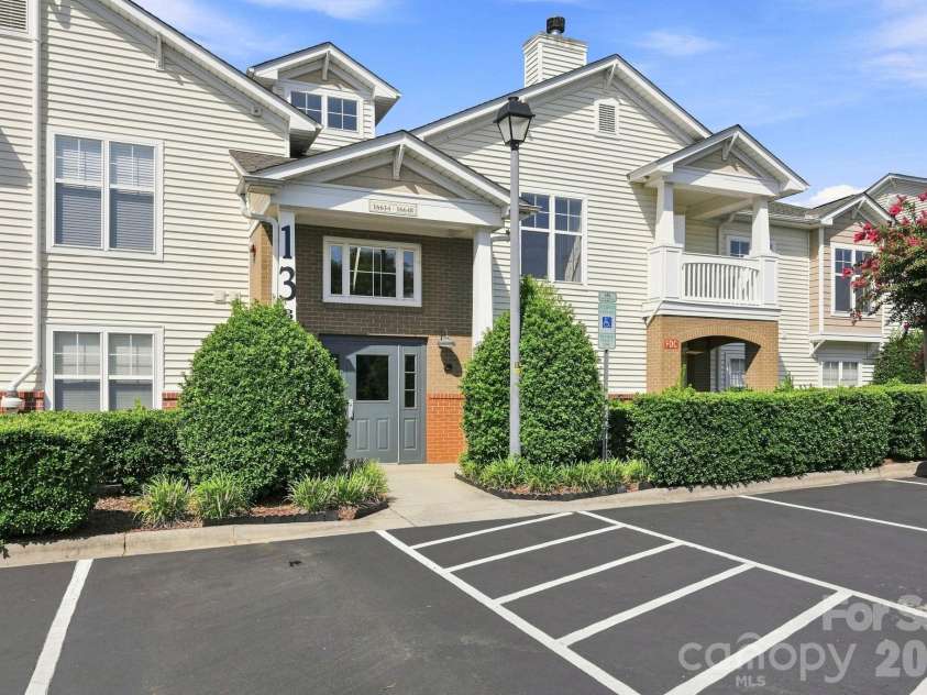 16648 Amberside Road, Cornelius, NC 28031.  MLS# CAR4414323, YatesRealty ID 45276. Welcome home to Bldg 13B at Alexander Chase