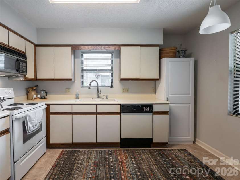 1406 Abbey Circle, Asheville, NC 28805.  MLS# CAR4415355, YatesRealty ID 45281. 