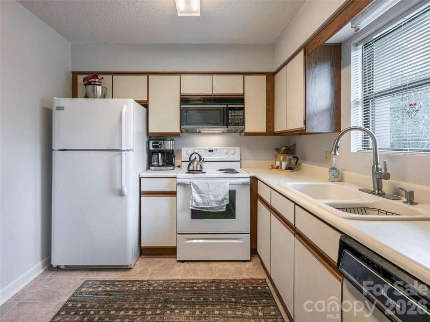 1406 Abbey Circle, Asheville, NC 28805.  MLS# CAR4415355, YatesRealty ID 45281. 