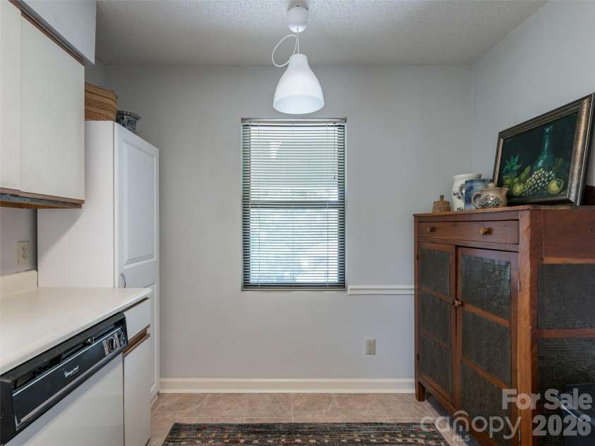 1406 Abbey Circle, Asheville, NC 28805.  MLS# CAR4415355, YatesRealty ID 45281. 