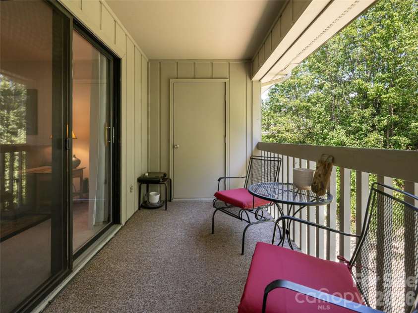 1406 Abbey Circle, Asheville, NC 28805.  MLS# CAR4415355, YatesRealty ID 45281. 
