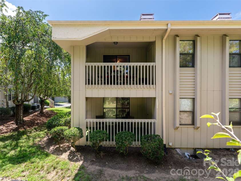 1406 Abbey Circle, Asheville, NC 28805.  MLS# CAR4415355, YatesRealty ID 45281. 