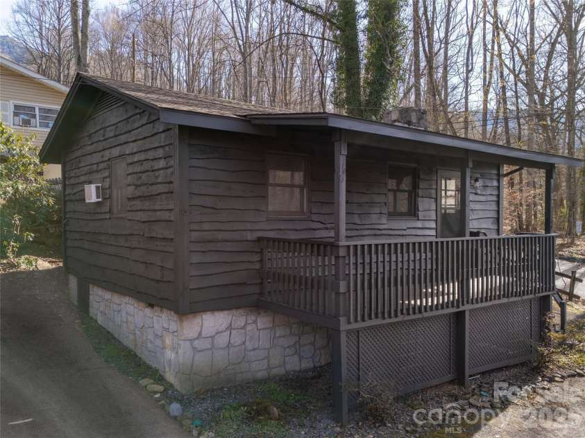 87 Sassafras Lane, Maggie Valley, NC 28751.  MLS# CAR4372695, YatesRealty ID 45284. 