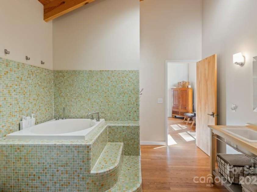 187 Big Buck Road, Highlands, NC 28741.  MLS# CAR4317414, YatesRealty ID 45286. Deep Tub for Hot Soak or Cold Plunge