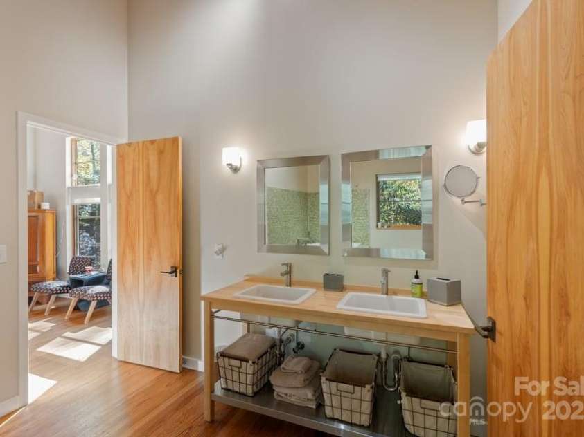 187 Big Buck Road, Highlands, NC 28741.  MLS# CAR4317414, YatesRealty ID 45286. Ensuite Bath on Main (door to guest room and foyer)